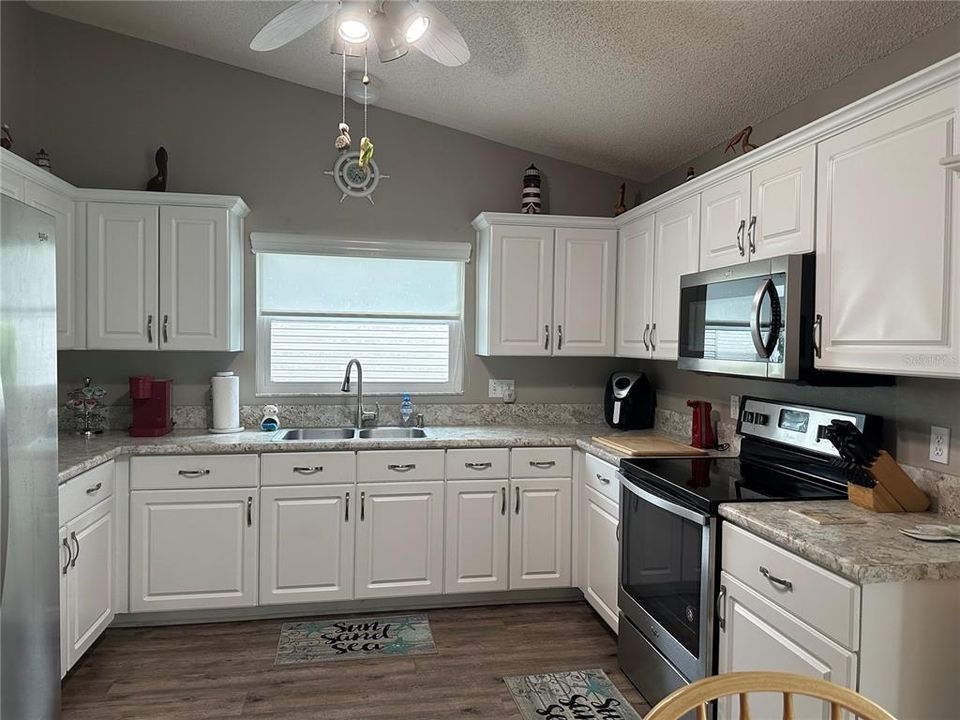 Active With Contract: $260,000 (2 beds, 2 baths, 1316 Square Feet)