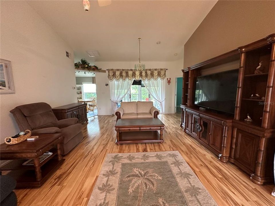 Active With Contract: $260,000 (2 beds, 2 baths, 1316 Square Feet)