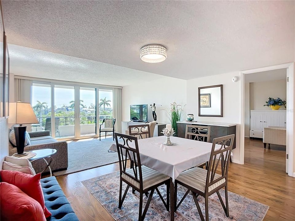 待售: $595,800 (2 贝兹, 2 浴室, 1287 平方英尺)