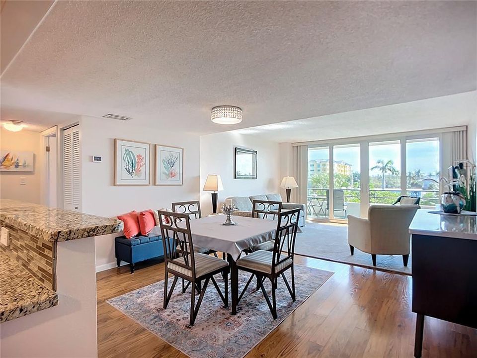 待售: $595,800 (2 贝兹, 2 浴室, 1287 平方英尺)