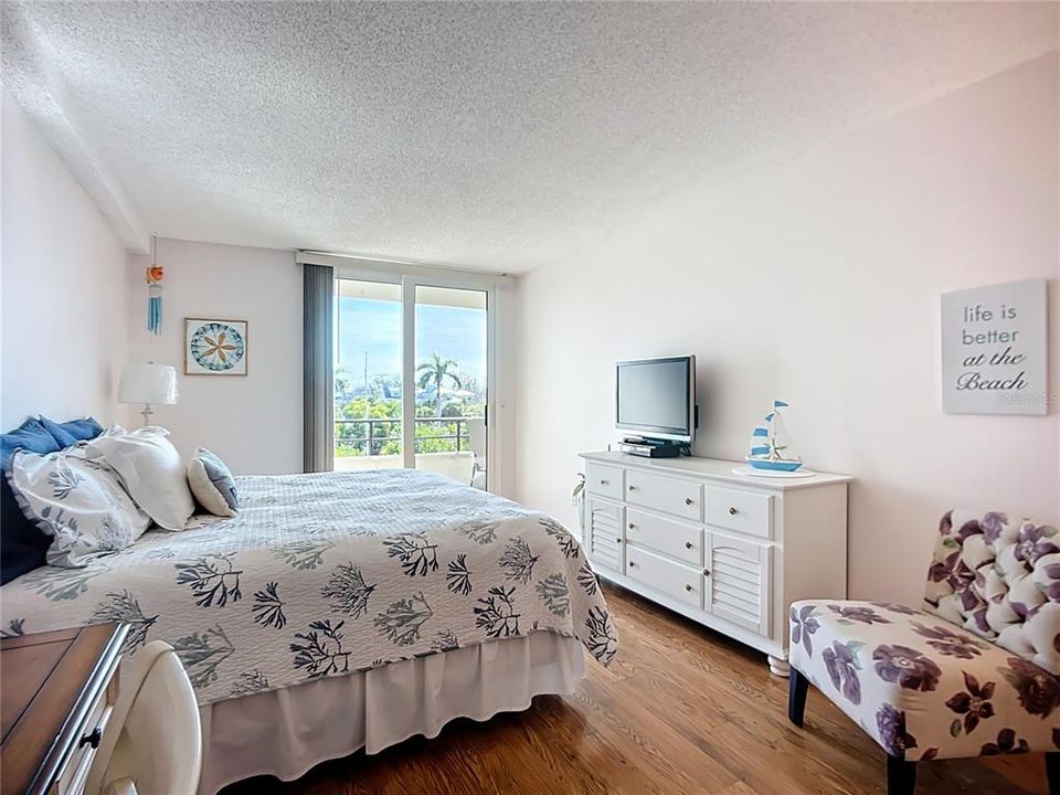 待售: $595,800 (2 贝兹, 2 浴室, 1287 平方英尺)