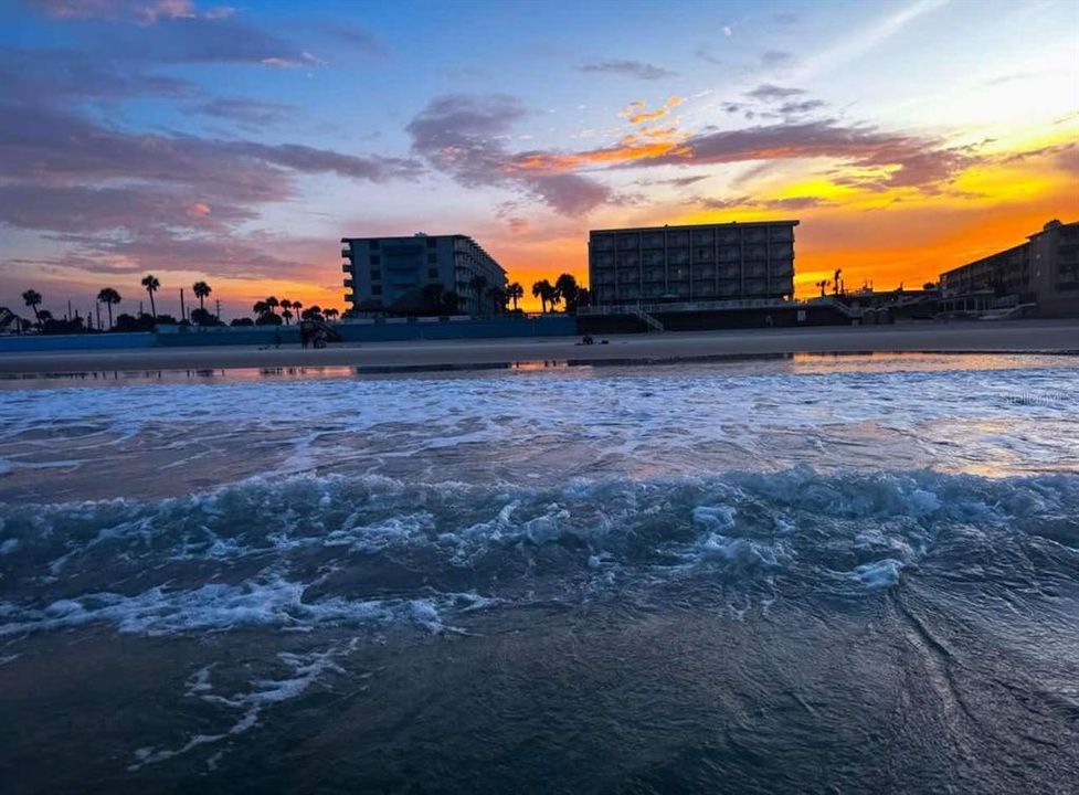 Active With Contract: $185,000 (1 beds, 2 baths, 700 Square Feet)