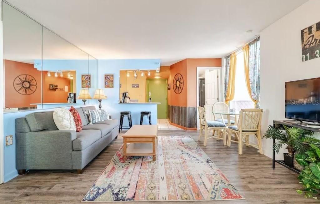 Active With Contract: $185,000 (1 beds, 2 baths, 700 Square Feet)