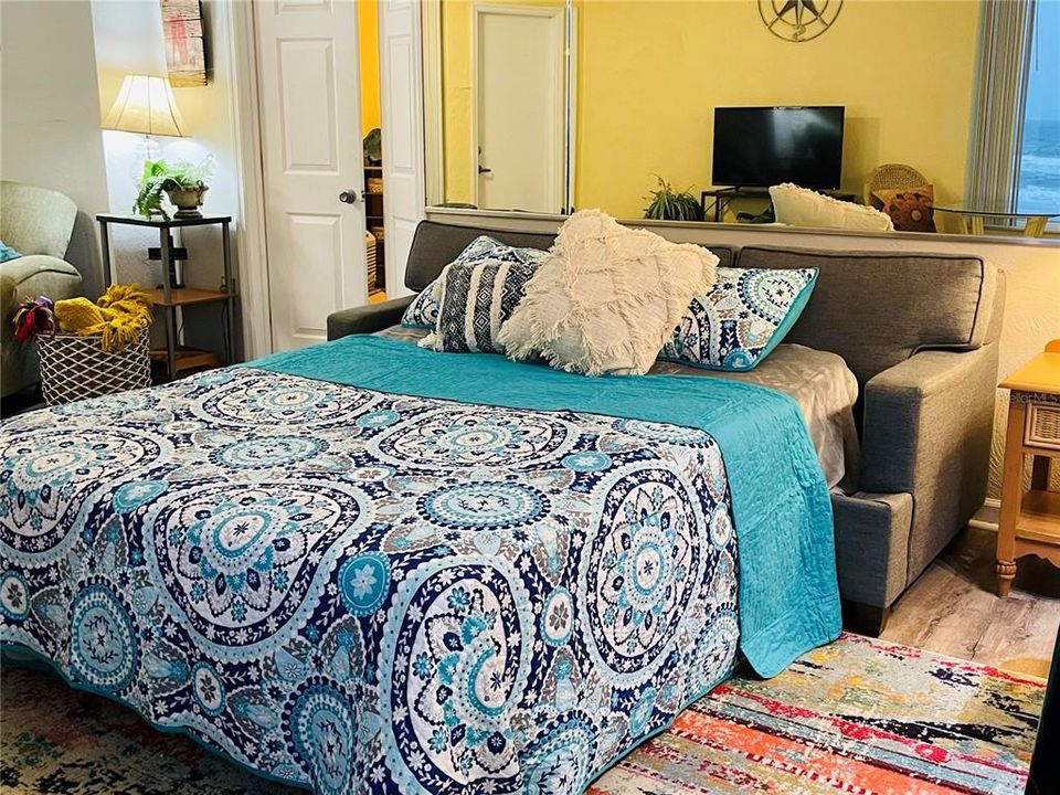 Active With Contract: $185,000 (1 beds, 2 baths, 700 Square Feet)