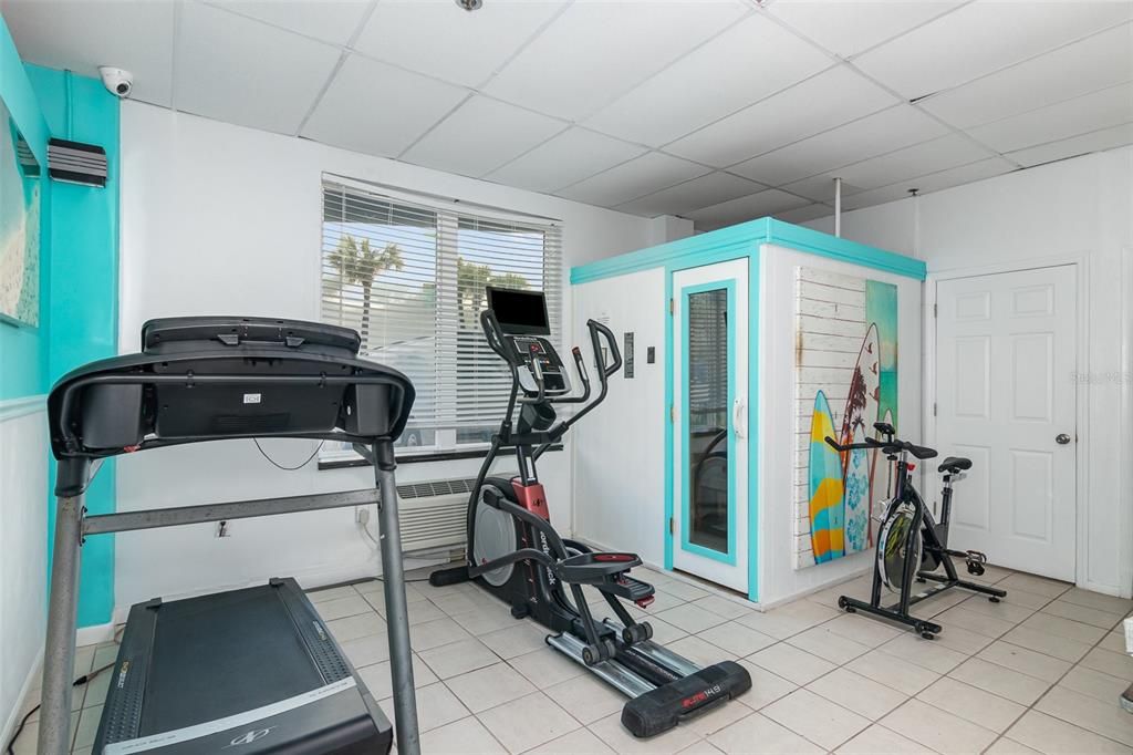 Active With Contract: $185,000 (1 beds, 2 baths, 700 Square Feet)