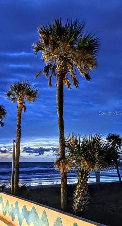 Active With Contract: $185,000 (1 beds, 2 baths, 700 Square Feet)