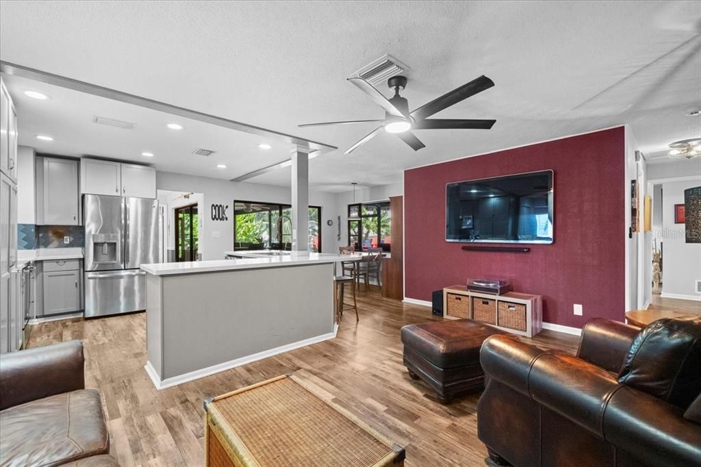 Под контрактом: $549,900 (4 спален, 3 ванн, 2222 Квадратных фут)