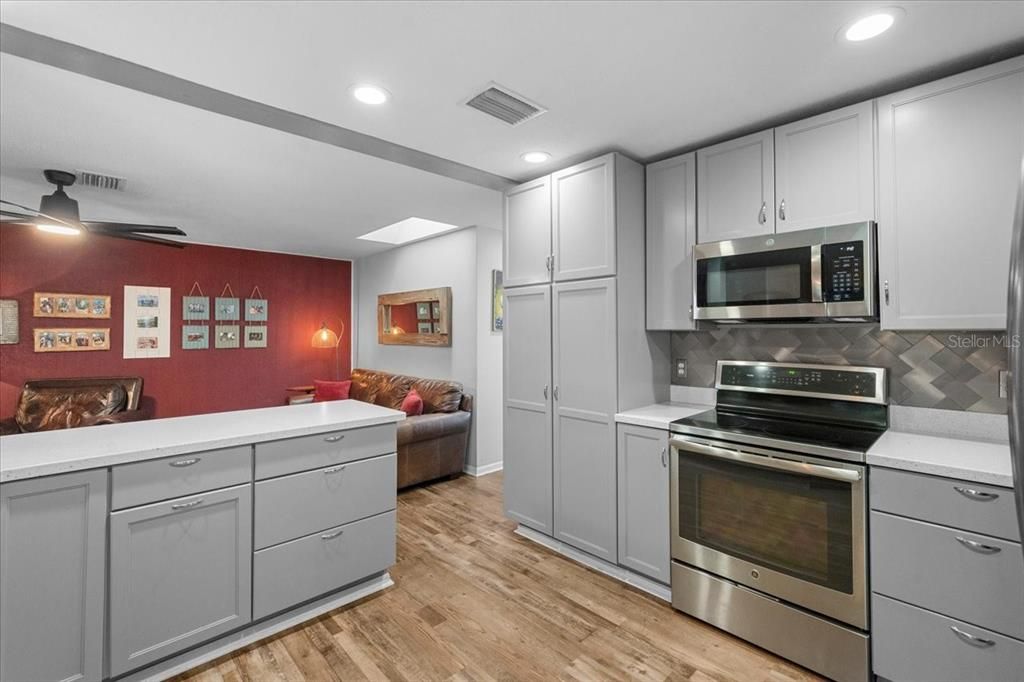 Под контрактом: $549,900 (4 спален, 3 ванн, 2222 Квадратных фут)