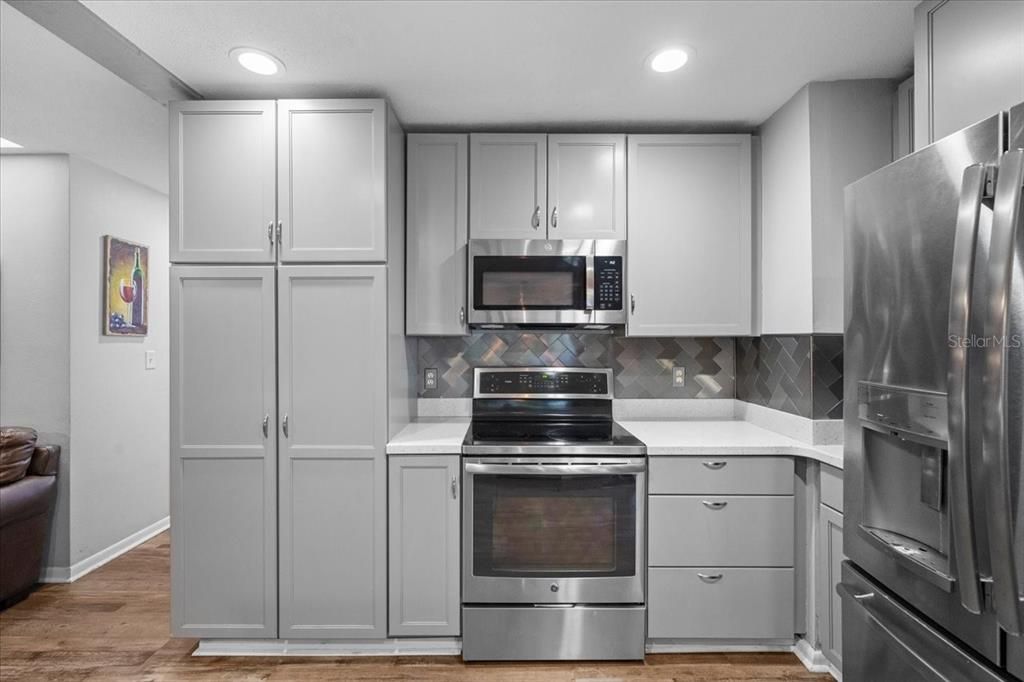 Под контрактом: $549,900 (4 спален, 3 ванн, 2222 Квадратных фут)