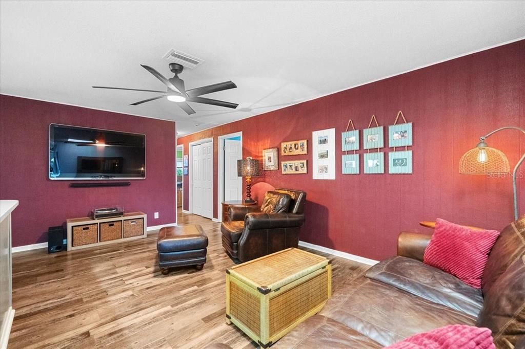 Под контрактом: $549,900 (4 спален, 3 ванн, 2222 Квадратных фут)