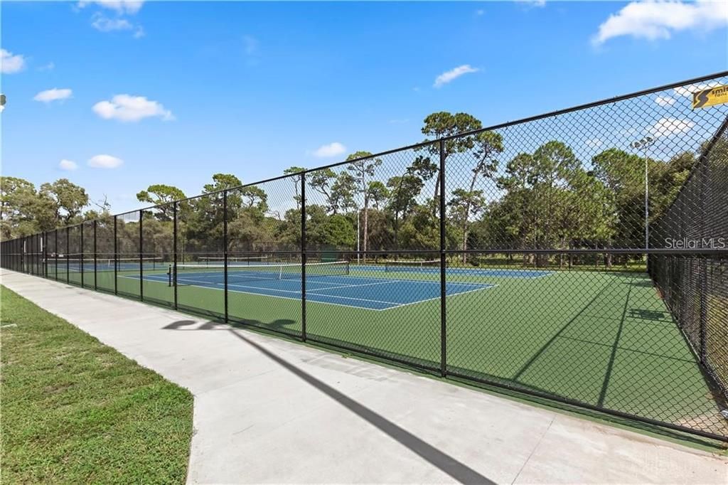 Под контрактом: $549,900 (4 спален, 3 ванн, 2222 Квадратных фут)