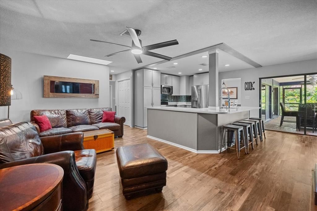 Под контрактом: $549,900 (4 спален, 3 ванн, 2222 Квадратных фут)