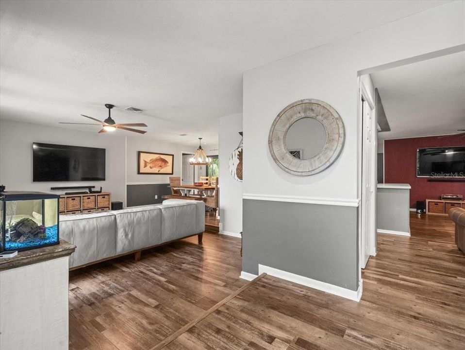 Под контрактом: $549,900 (4 спален, 3 ванн, 2222 Квадратных фут)