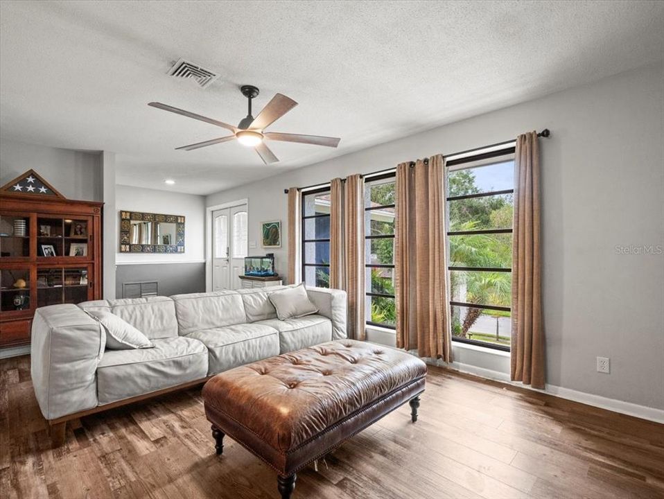 Под контрактом: $549,900 (4 спален, 3 ванн, 2222 Квадратных фут)