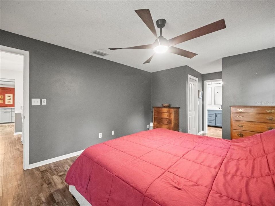 Под контрактом: $549,900 (4 спален, 3 ванн, 2222 Квадратных фут)