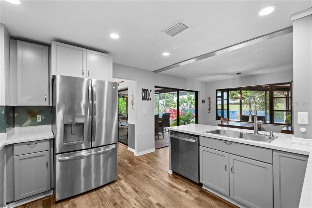 Под контрактом: $549,900 (4 спален, 3 ванн, 2222 Квадратных фут)