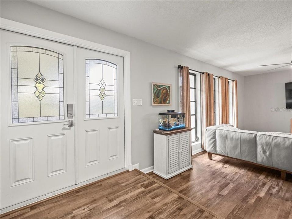 Под контрактом: $549,900 (4 спален, 3 ванн, 2222 Квадратных фут)