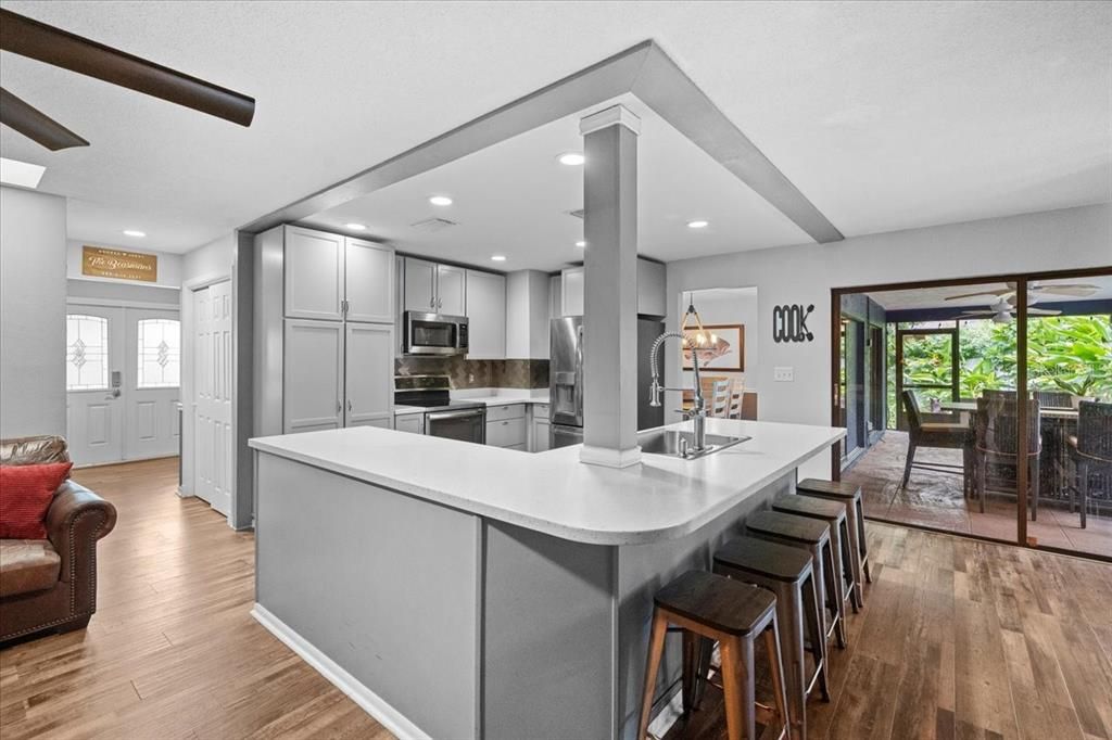 Под контрактом: $549,900 (4 спален, 3 ванн, 2222 Квадратных фут)