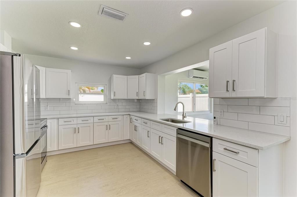 For Sale: $799,000 (2 beds, 2 baths, 1611 Square Feet)