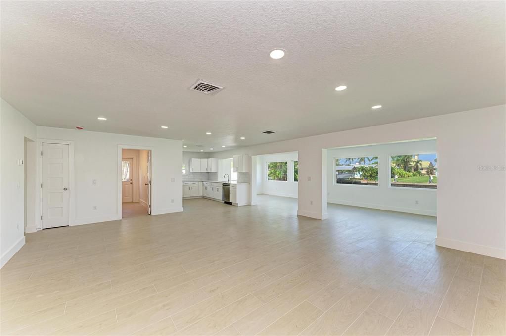 For Sale: $799,000 (2 beds, 2 baths, 1611 Square Feet)