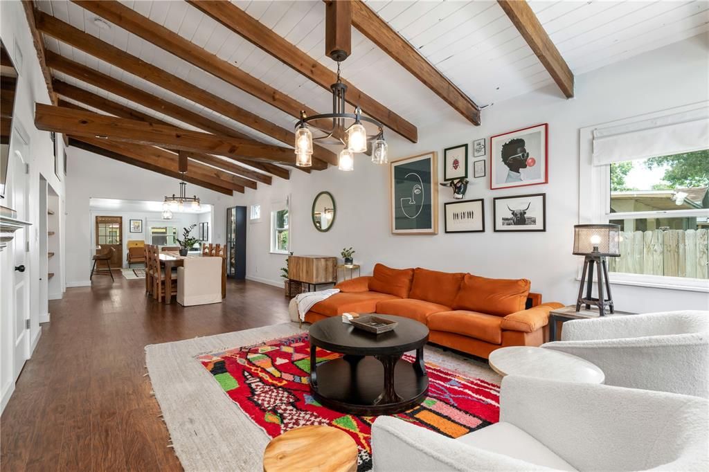 Activo con contrato: $2,600 (2 camas, 2 baños, 1600 Pies cuadrados)