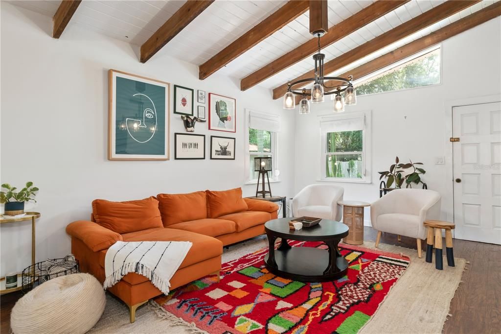 Activo con contrato: $2,600 (2 camas, 2 baños, 1600 Pies cuadrados)