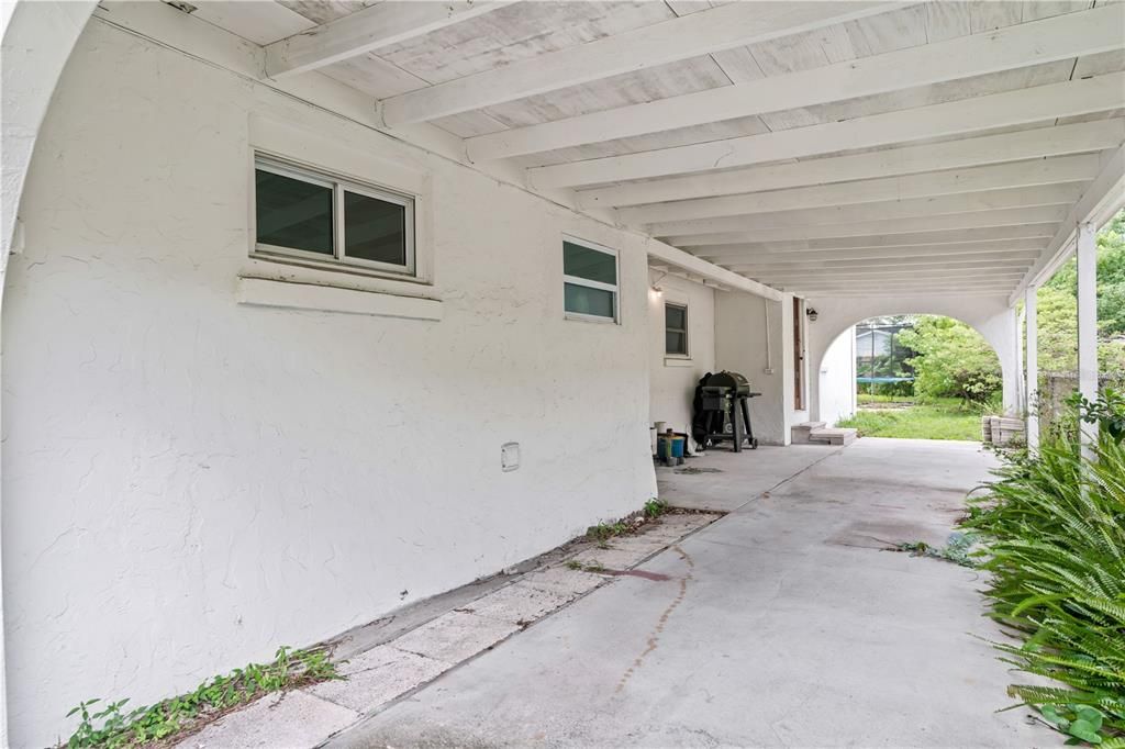 Activo con contrato: $2,600 (2 camas, 2 baños, 1600 Pies cuadrados)