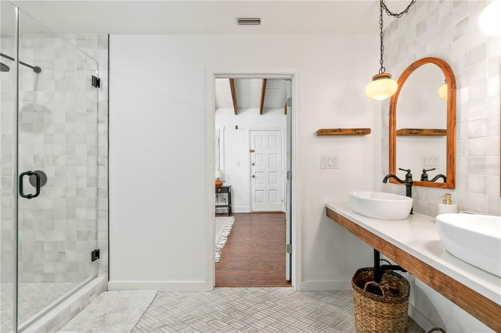 Activo con contrato: $2,600 (2 camas, 2 baños, 1600 Pies cuadrados)