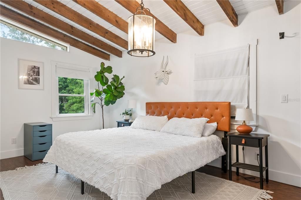 Activo con contrato: $2,600 (2 camas, 2 baños, 1600 Pies cuadrados)