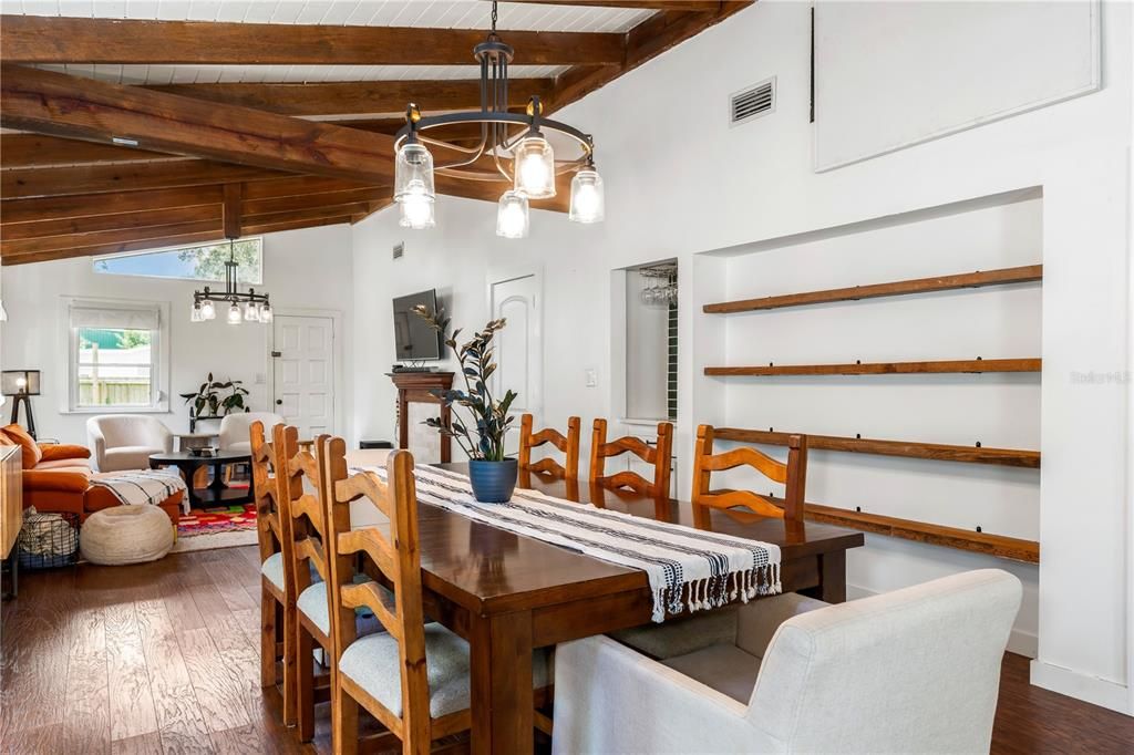 Activo con contrato: $2,600 (2 camas, 2 baños, 1600 Pies cuadrados)