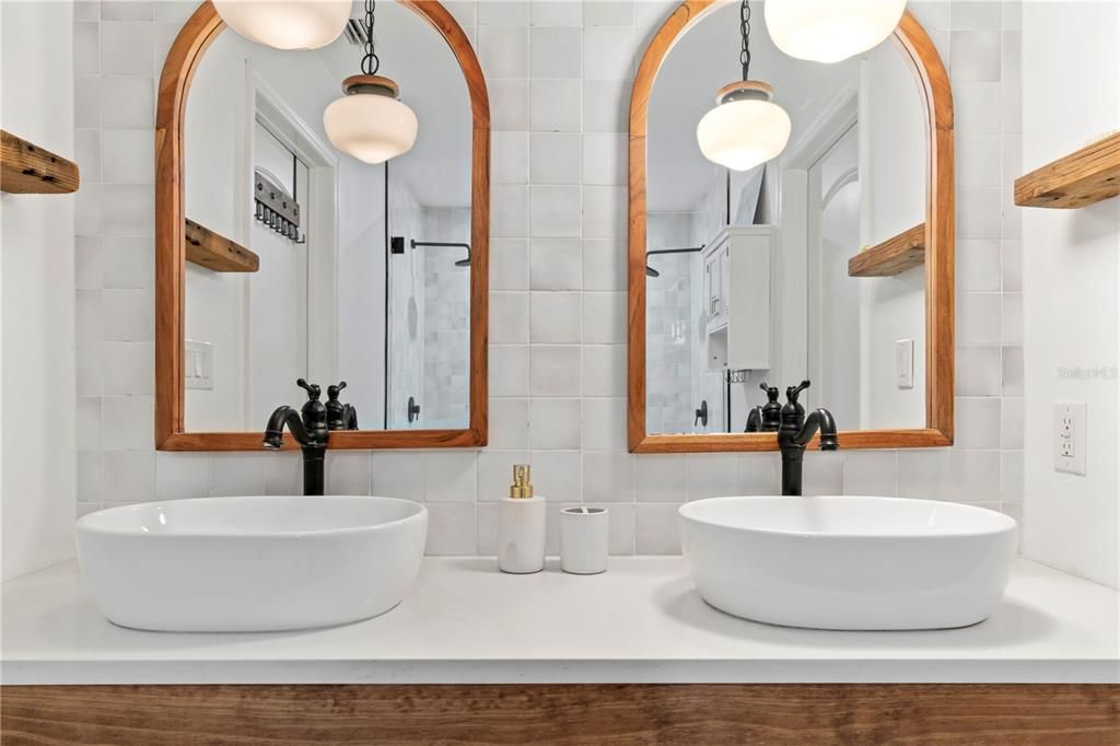 Activo con contrato: $2,600 (2 camas, 2 baños, 1600 Pies cuadrados)