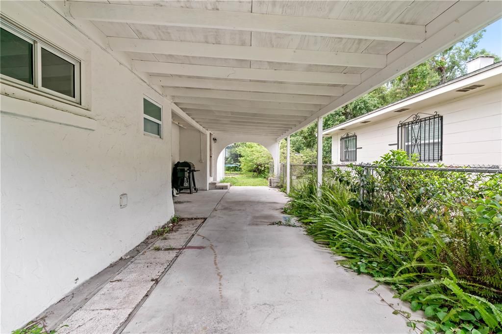 Activo con contrato: $2,600 (2 camas, 2 baños, 1600 Pies cuadrados)