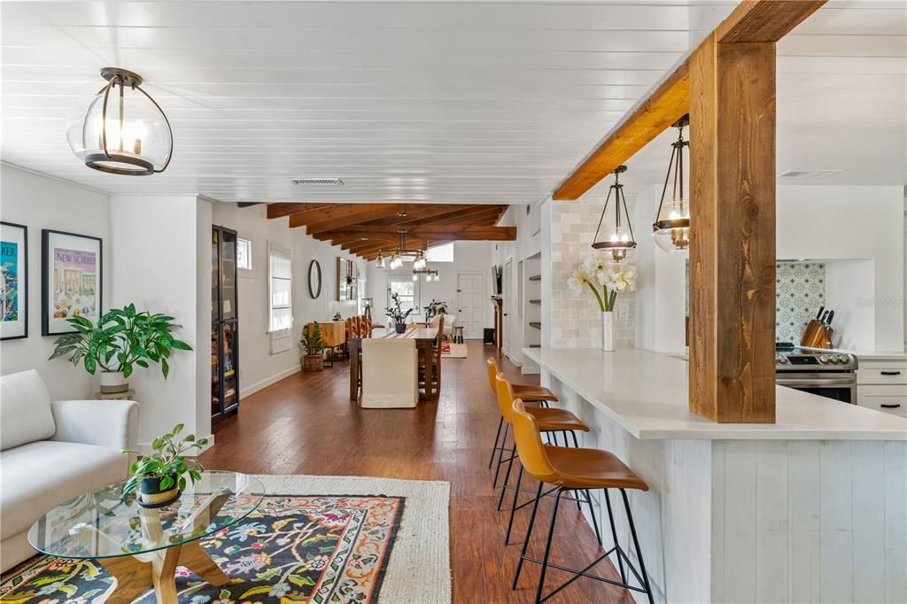 Activo con contrato: $2,600 (2 camas, 2 baños, 1600 Pies cuadrados)