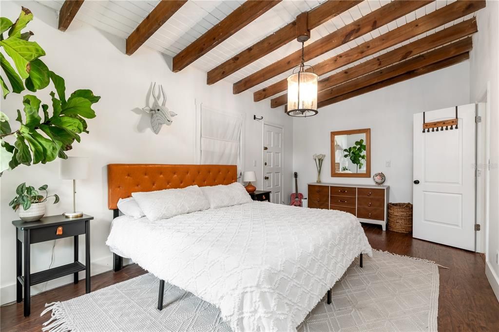 Activo con contrato: $2,600 (2 camas, 2 baños, 1600 Pies cuadrados)