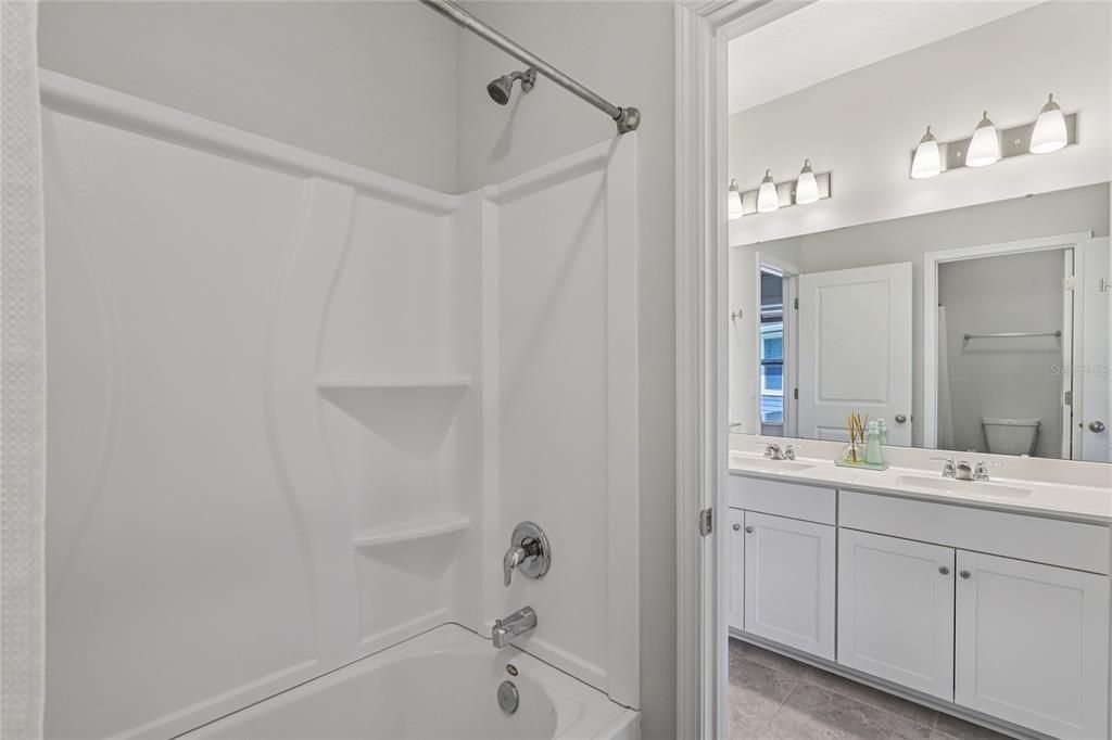 En Venta: $737,000 (5 camas, 4 baños, 3309 Pies cuadrados)