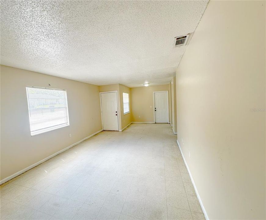 For Rent: $1,200 (3 beds, 1 baths, 970 Square Feet)