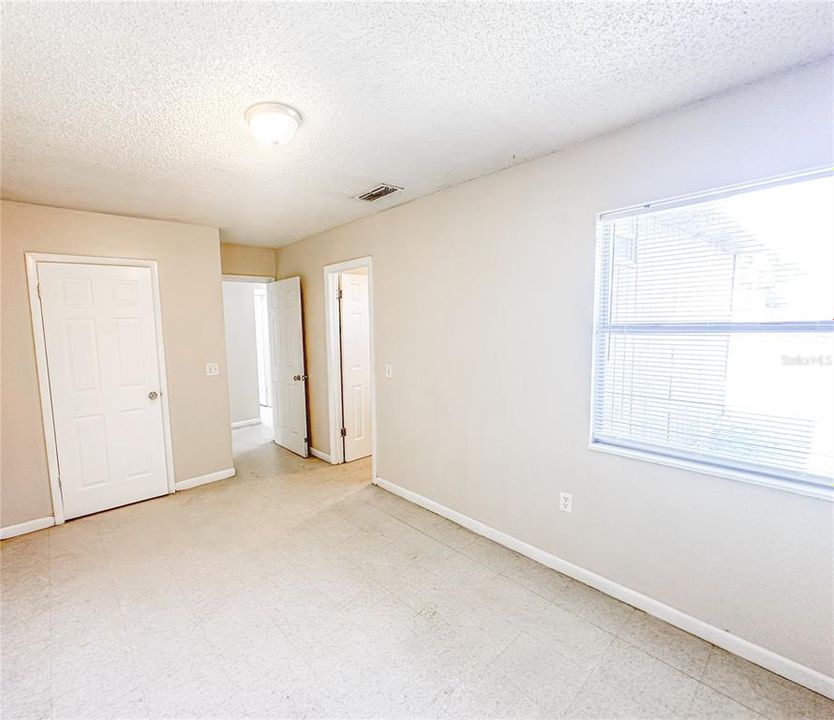 For Rent: $1,200 (3 beds, 1 baths, 970 Square Feet)