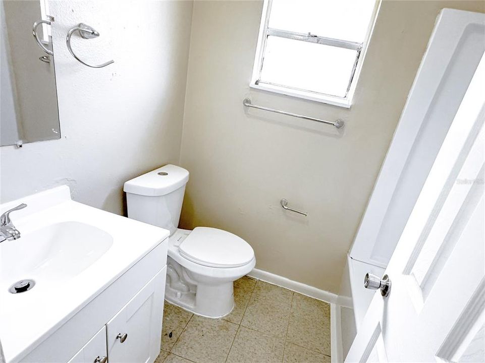 For Rent: $1,200 (3 beds, 1 baths, 970 Square Feet)