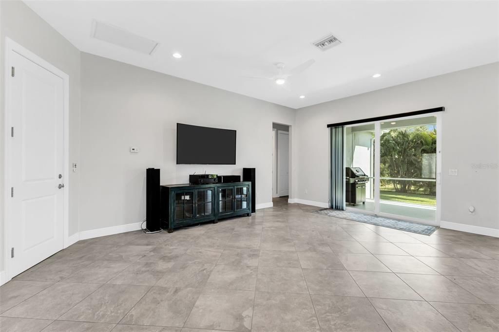 待售: $365,000 (3 贝兹, 2 浴室, 2168 平方英尺)