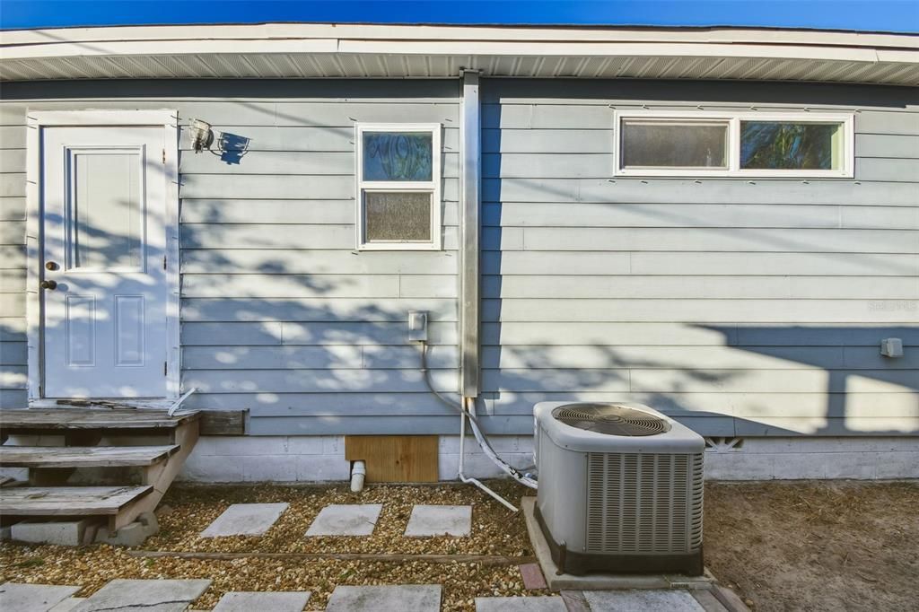 Active With Contract: $2,450 (2 beds, 1 baths, 824 Square Feet)