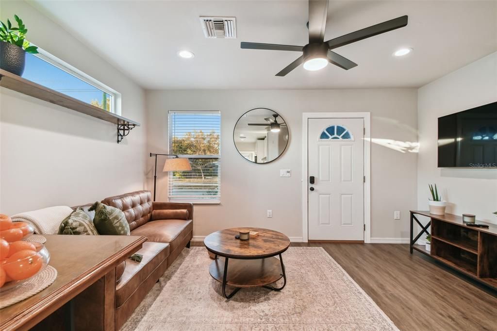 Active With Contract: $2,450 (2 beds, 1 baths, 824 Square Feet)