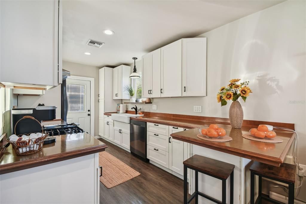 Active With Contract: $2,450 (2 beds, 1 baths, 824 Square Feet)