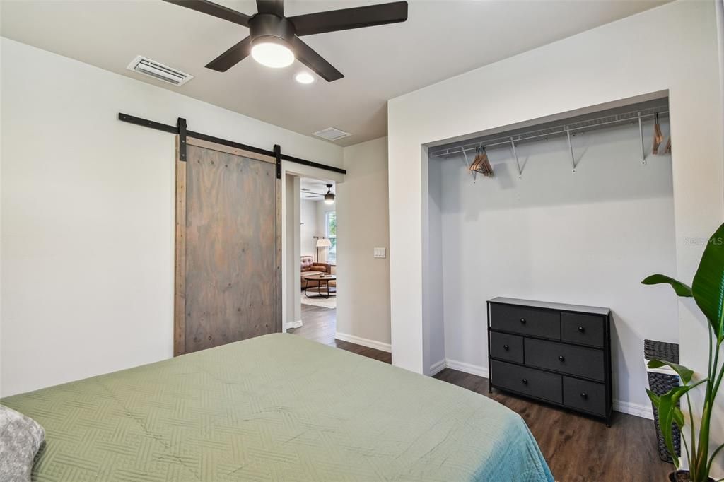 Active With Contract: $2,450 (2 beds, 1 baths, 824 Square Feet)