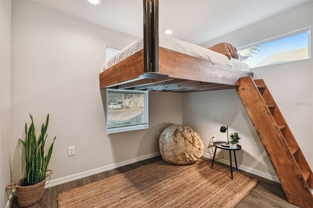 Active With Contract: $2,450 (2 beds, 1 baths, 824 Square Feet)