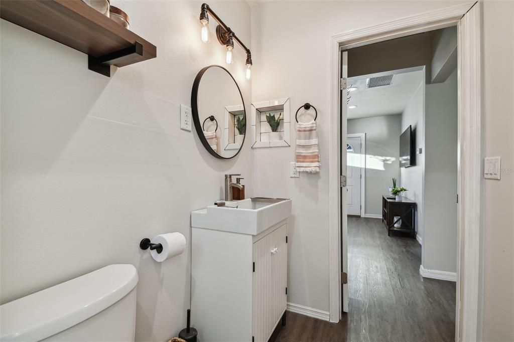 Active With Contract: $2,450 (2 beds, 1 baths, 824 Square Feet)