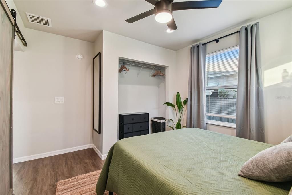 Active With Contract: $2,450 (2 beds, 1 baths, 824 Square Feet)