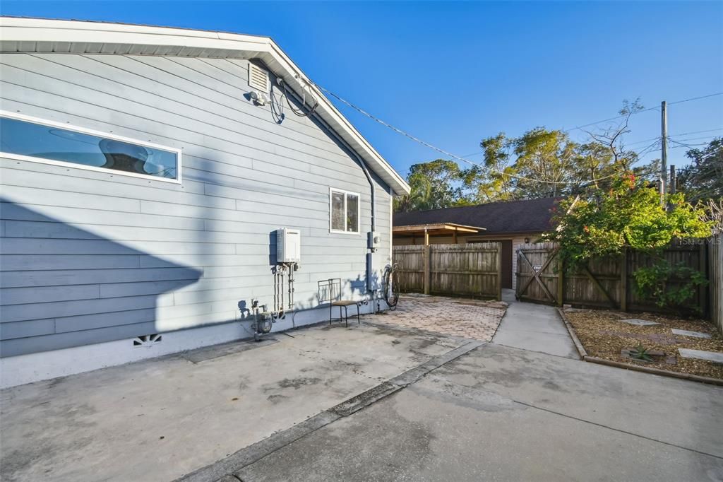 Active With Contract: $2,450 (2 beds, 1 baths, 824 Square Feet)