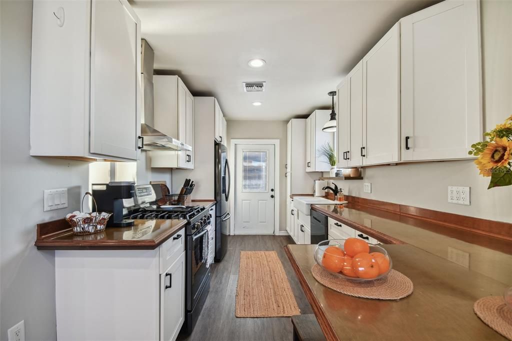 Active With Contract: $2,450 (2 beds, 1 baths, 824 Square Feet)