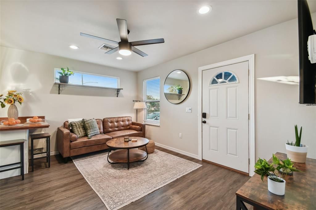 Active With Contract: $2,450 (2 beds, 1 baths, 824 Square Feet)