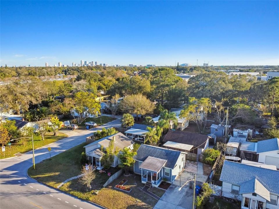 Active With Contract: $2,450 (2 beds, 1 baths, 824 Square Feet)